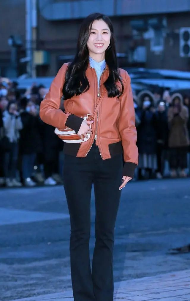 徐智慧太会穿了!橙色皮夹克配黑色裤子,美腿修长轻松抢镜