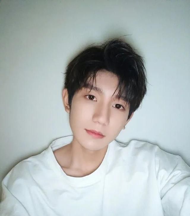 tfboys罕见合体自拍来袭,没想到团粉们还能这么玩?