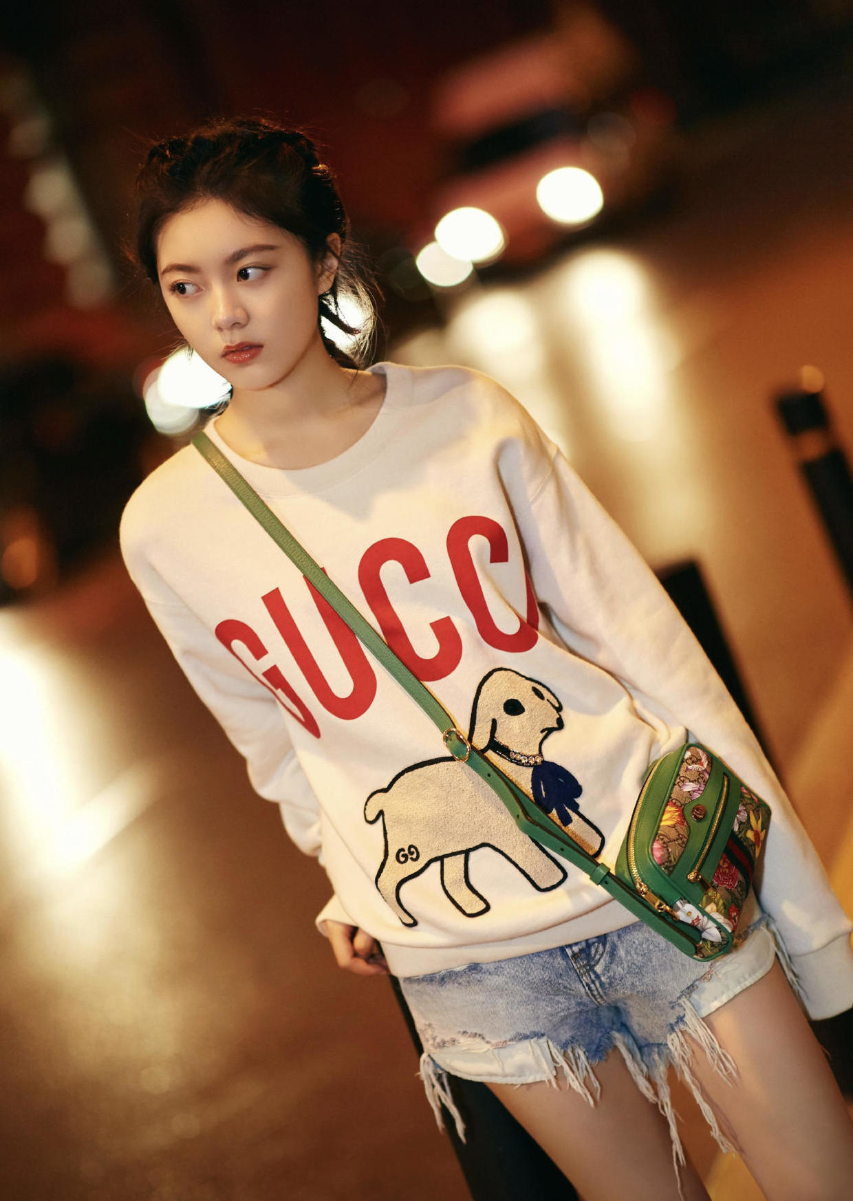 17岁赵今麦穿衣真有个性!波点上衣搭配牛仔裤活泼俏皮,青春靓丽