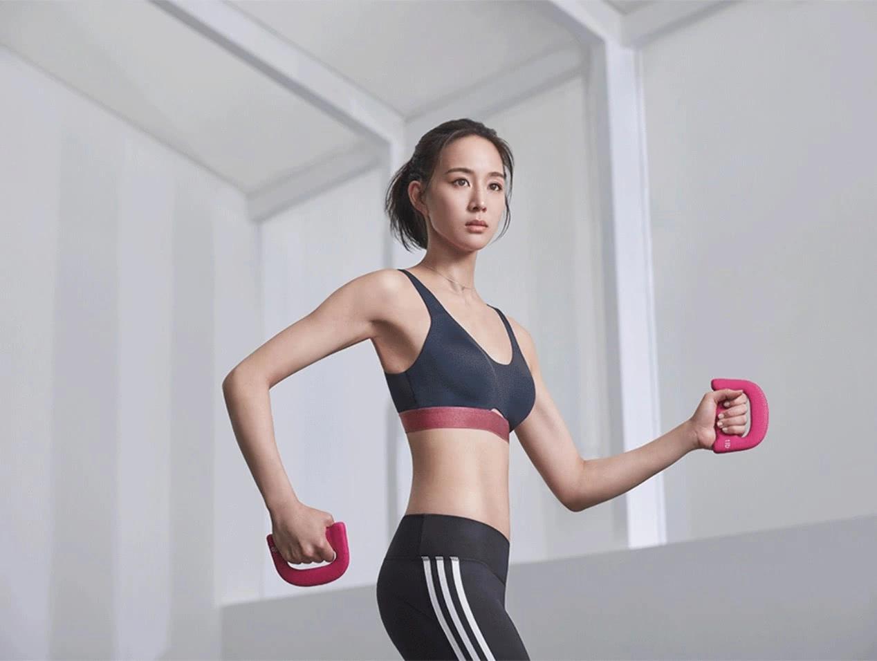 就像照片中张钧甯这样,照片中的她上身就身穿了一件黑色运动胸衣,下