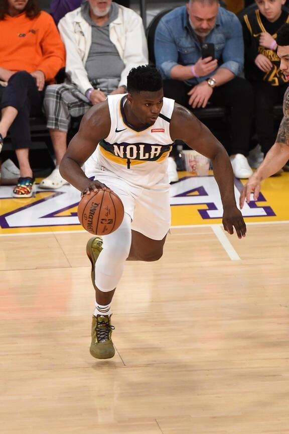 258斤锡安能跳多高?两人同时起跳抢篮板,魔兽只够到了他的手腕