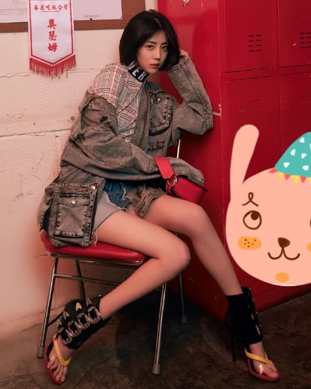 杨幂唯一捧不红的女星只能拿人字拖当高跟鞋穿是太穷了