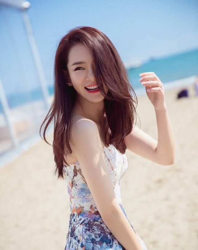 戚薇小礼服配白球鞋