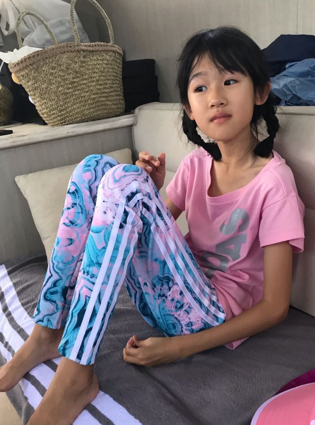 有种"失控"叫11岁的贝儿,自拍腿蜷起来才能入镜,长大还了得