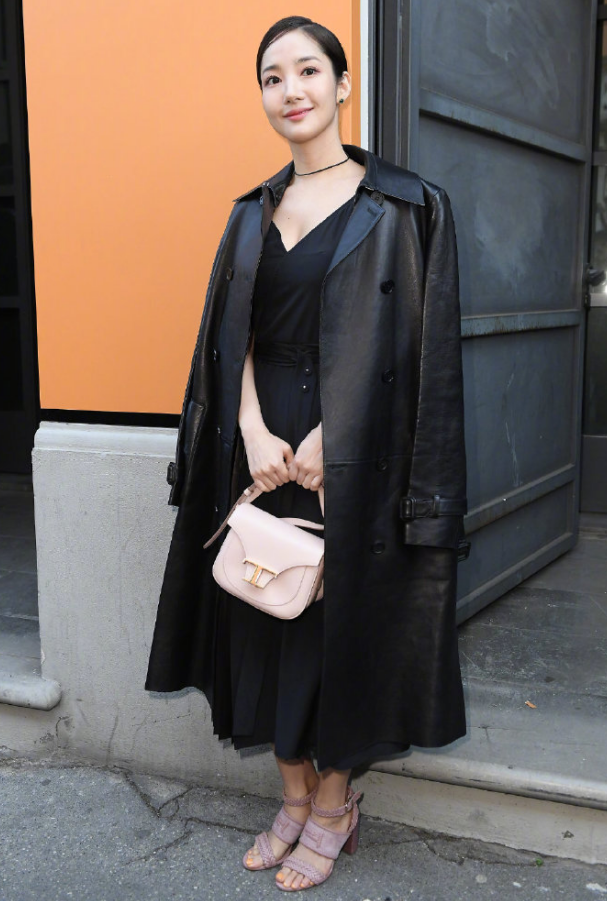 全黑look性感又优雅,女神身材不一般