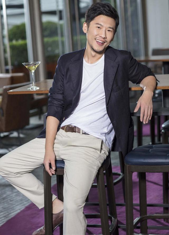 27岁入行39岁大器晚成,母亲是演员父亲是导演,他甘愿跑龙套12年|王骁