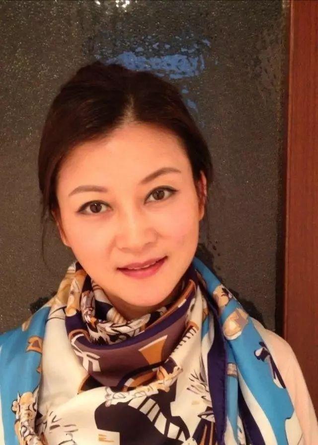 15岁唱《妈妈的吻》爆红的朱晓琳,隐退后经商失败,51岁还没结婚