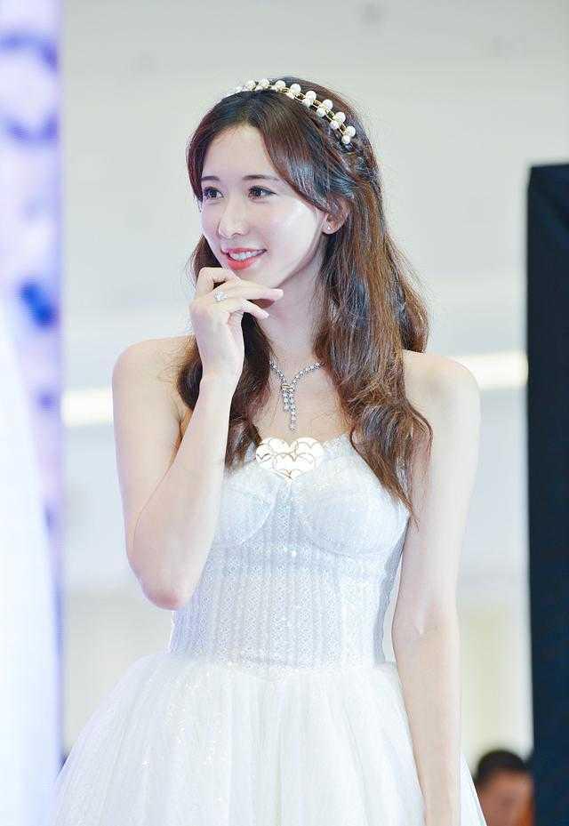 "被林志玲惊艳了,卷发造型搭配一袭抹胸连衣裙,秒变成小仙女"
