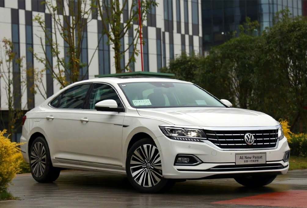 大众新型帕萨特实拍,白色车身安全大气,mqb轻量化,油耗低