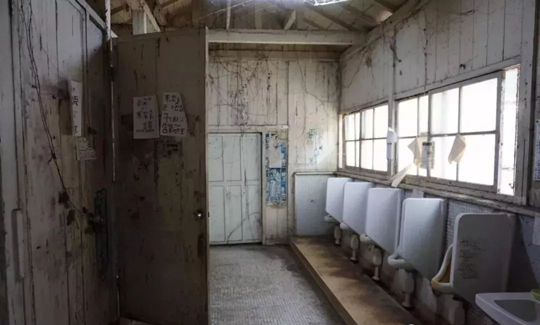 学生们打架斗殴,宿舍厕所男女公用,这个烂到学校都没法管的宿舍究竟是