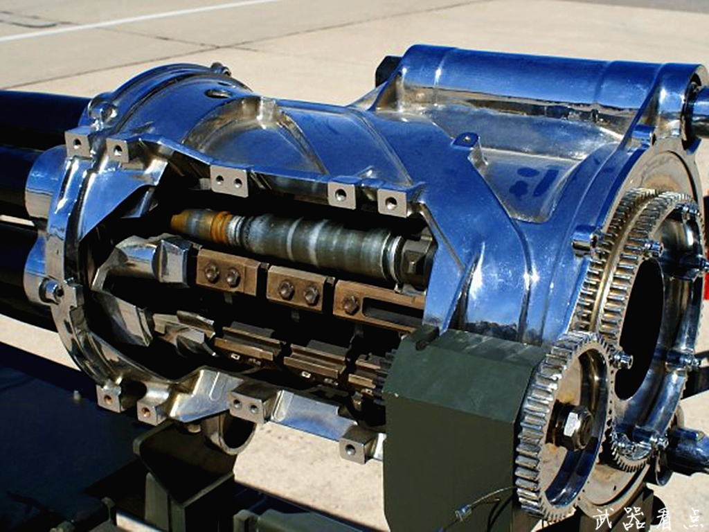 a-10攻击机和gau-8复仇者机炮在1977年同时开始服役.