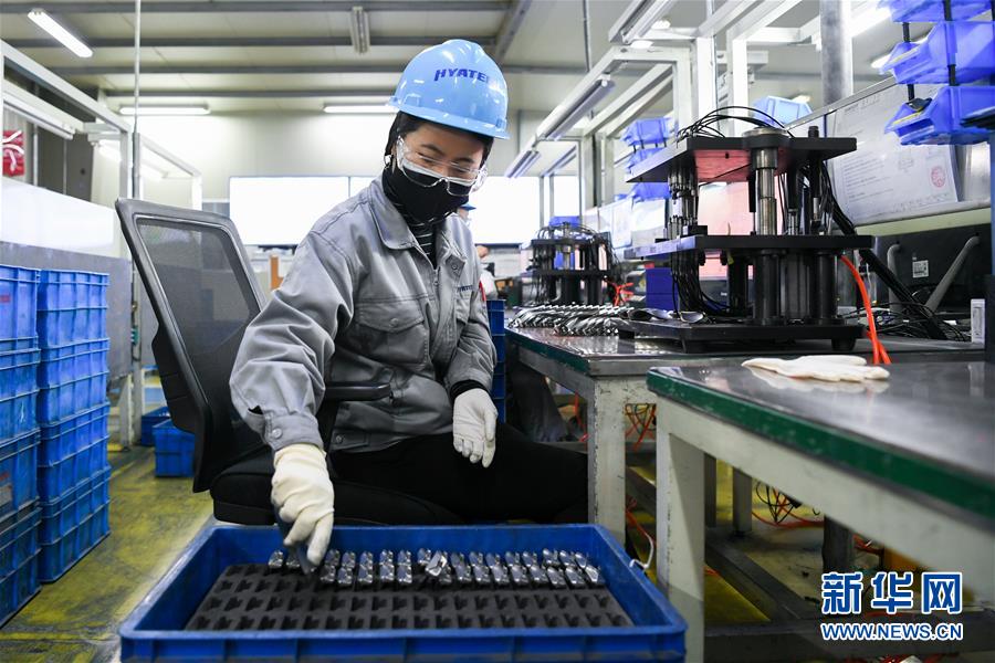 2月26日,在无锡市高新区,一家飞机零部件制造企业的员工在车间内对