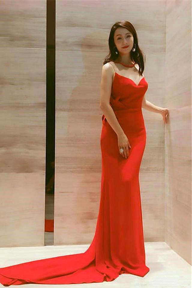 48岁陶虹也太拼了吧!脚踩20cm恨天高如履平地,大珍珠耳环变女王