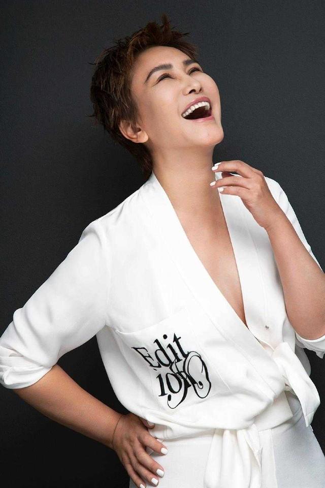 王茜为捞金彻底放开穿衬衫不系扣子直接打个结配阔腿裤好性感