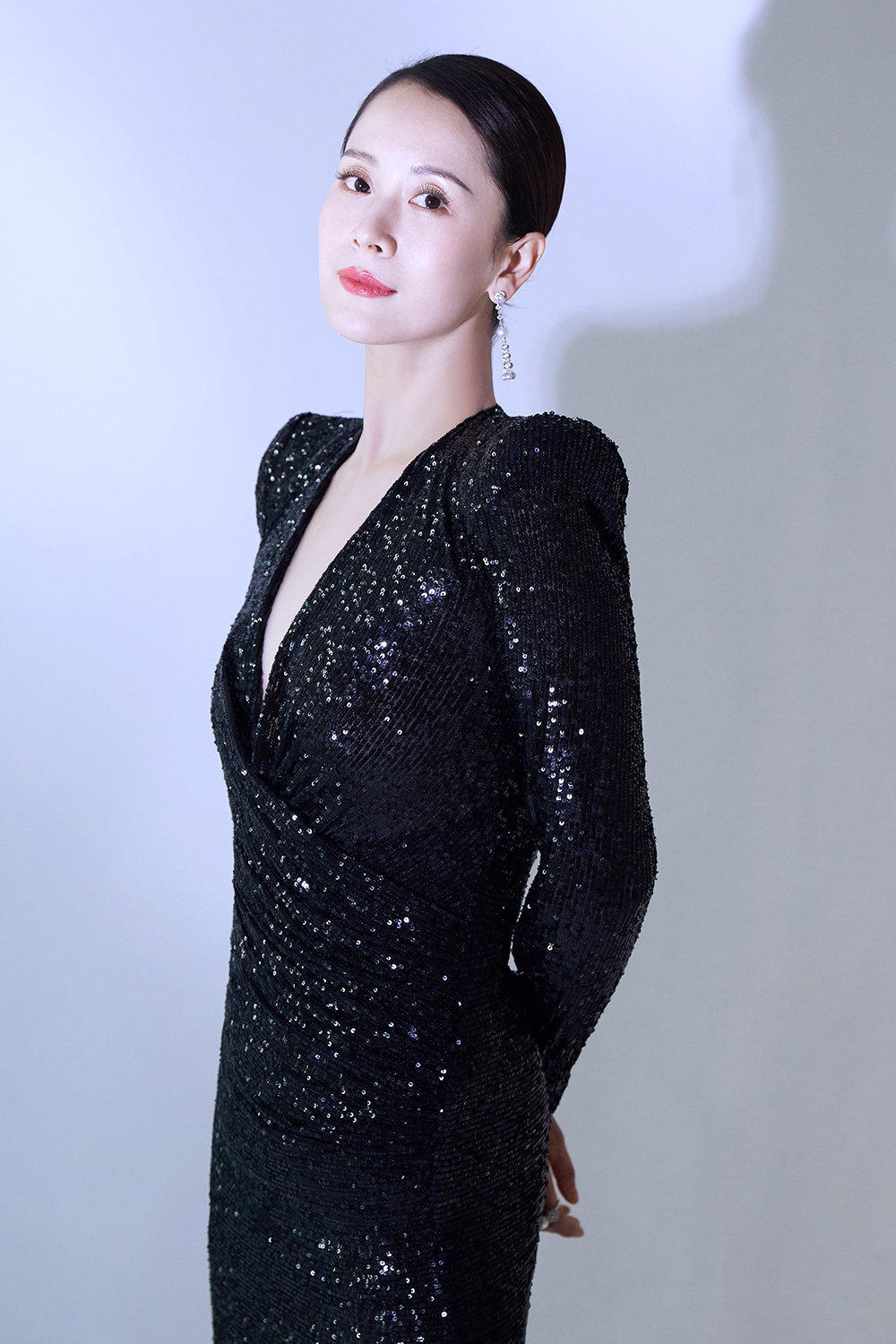 海青实力装嫩,牛仔外套内搭连衣裙女人味十足,优雅少女非常减龄