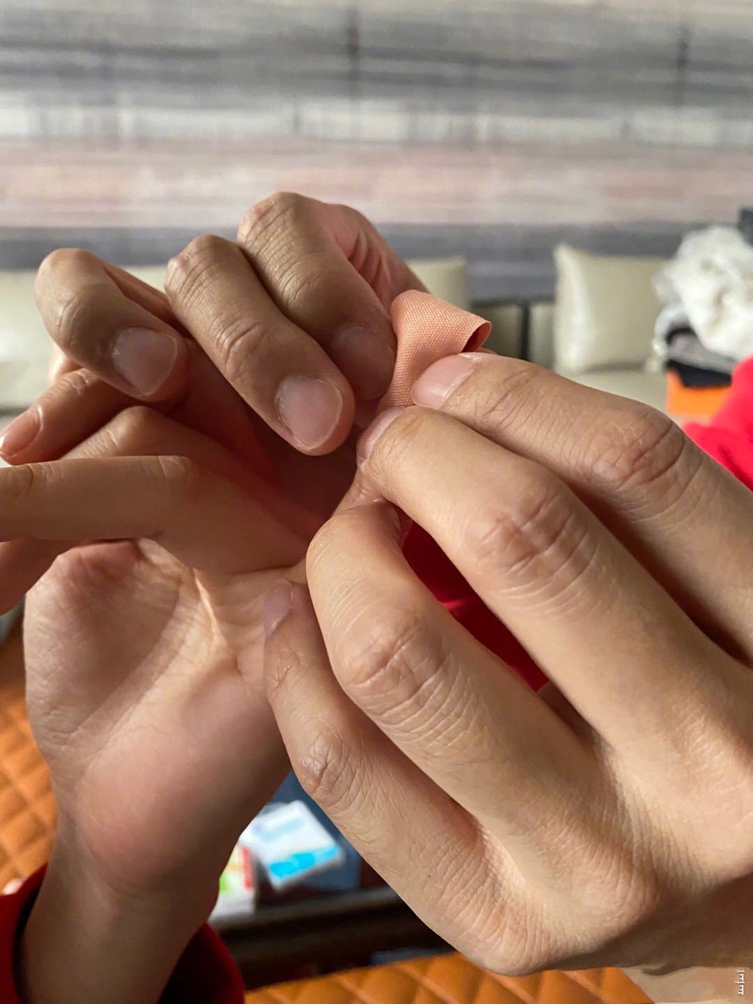 田亮一双玉手竟比叶一茜还秀气!暖心帮老婆包扎,却被俏皮调侃