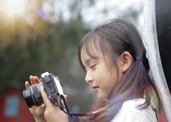 一起出演了科幻喜剧电影《喵星人》,在里面饰演一个残疾女孩吴悠悠,很