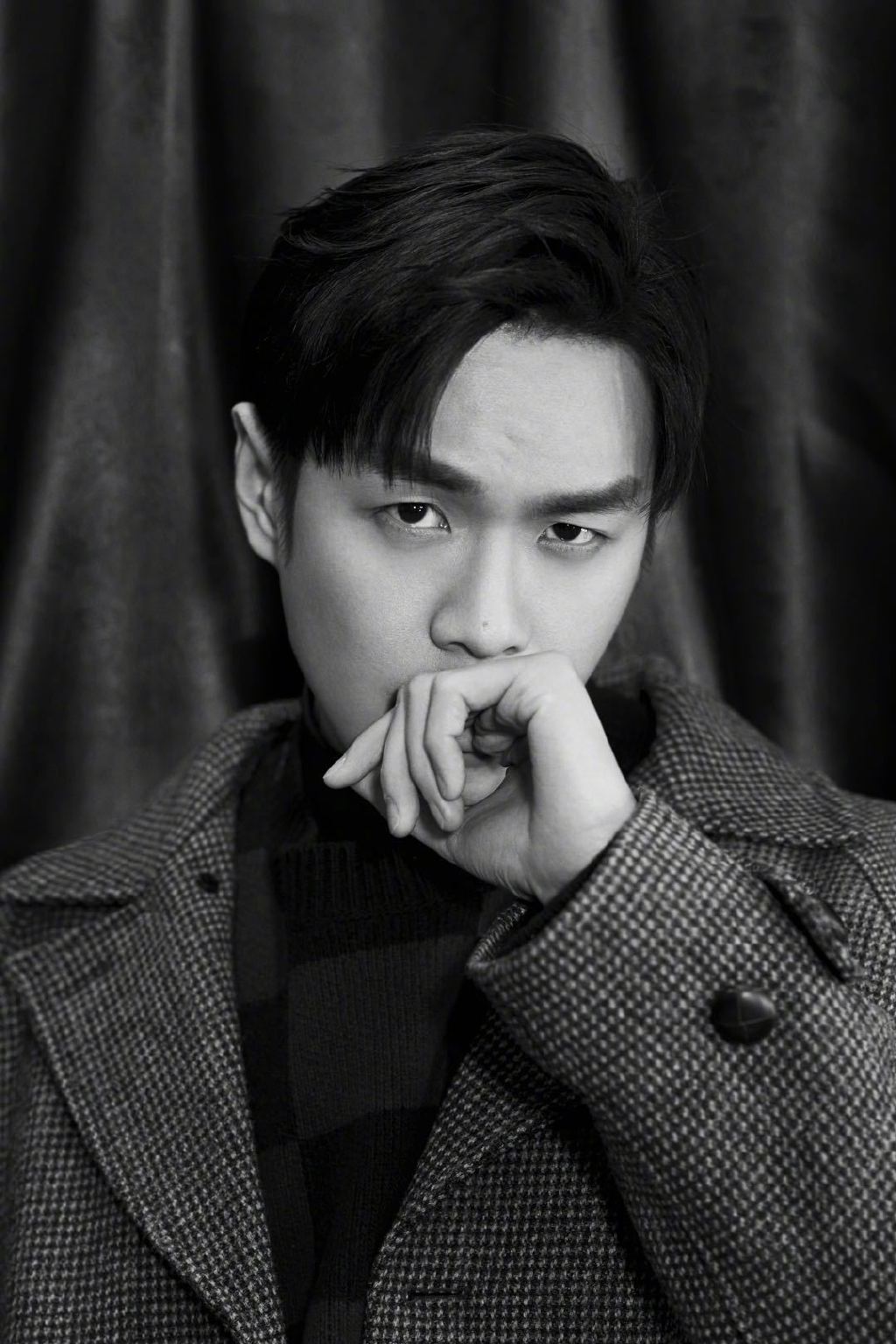 张若昀复古条纹大衣帅气写真