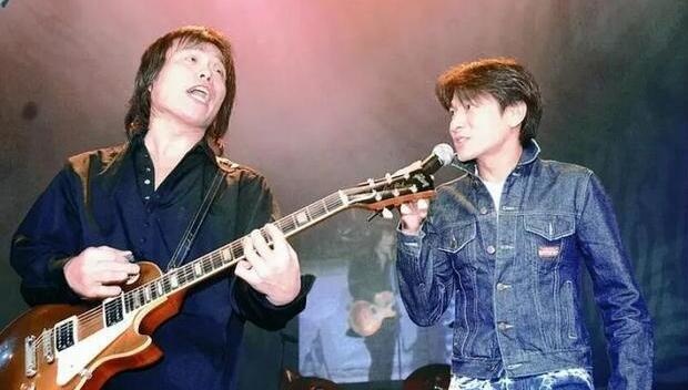 伍佰再度翻红,“不用自己唱的演唱会”上热搜,不愧为现场之王|Last Dance|伍佰|演唱会_新浪新闻
