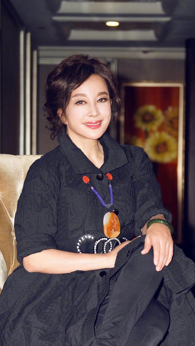 刘晓庆又一收藏品曝光!佩戴稀有玉石玉镯,价值连城太抢镜