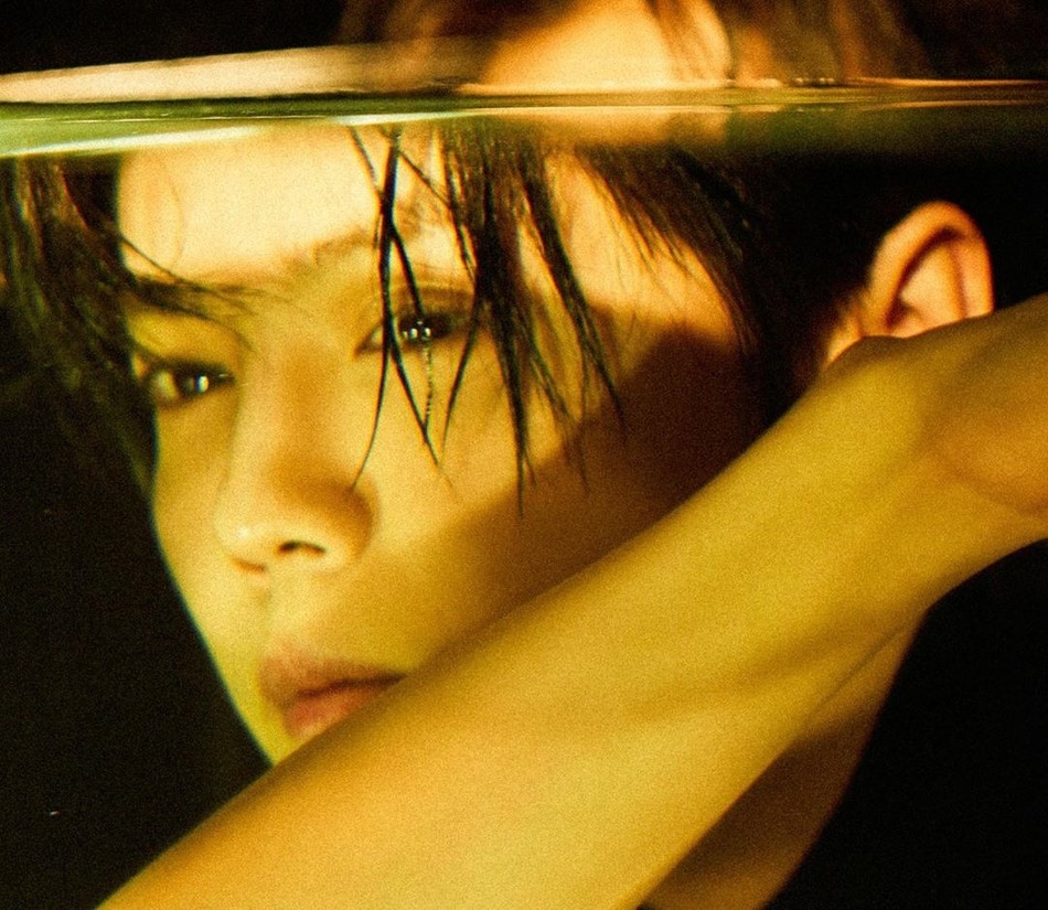 鹿晗湿发造型眼神迷离 容貌俊美精致