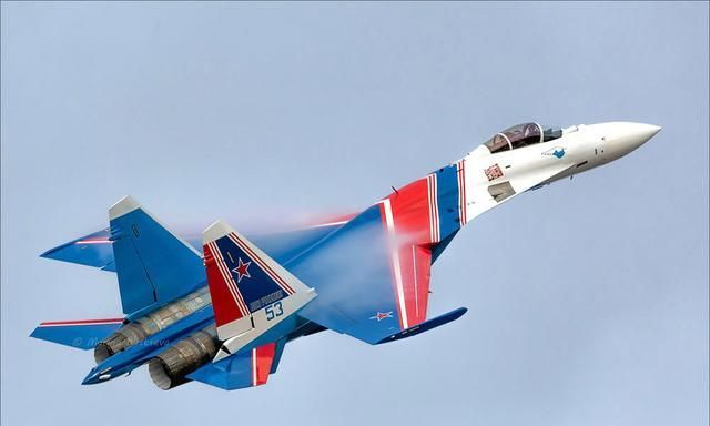 "俄罗斯勇士"飞行表演队 苏-35s首个训练日 展现优异的机动性