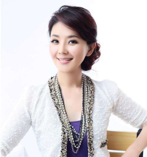 15岁父亲就离开了她,如今成央视最美主持,和老公差8岁家庭美满