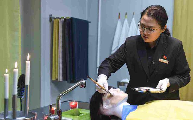 女入殓师自述工作难度比给新娘化妆都要高薪水虽高找老公却难