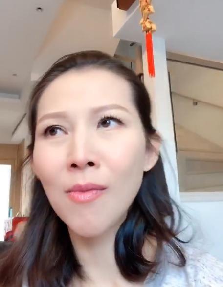 化妆后的蔡少芬虽然没有以前那样的白白嫩嫩,但是现在的她