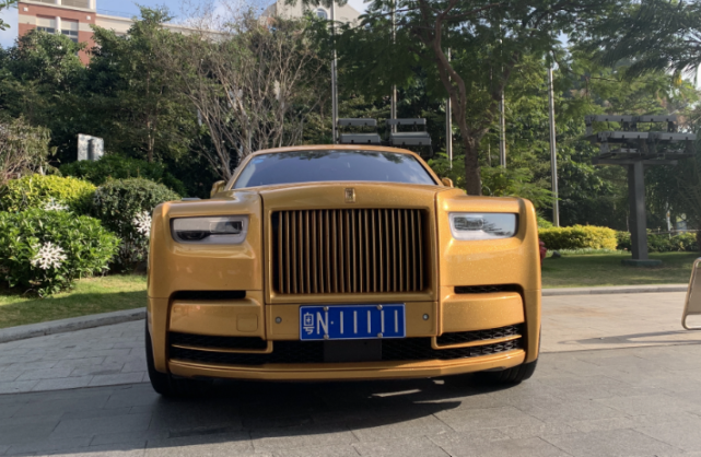 路边摊偶遇"黄金"劳斯莱斯,五连号车牌值7位数,车主无人不知