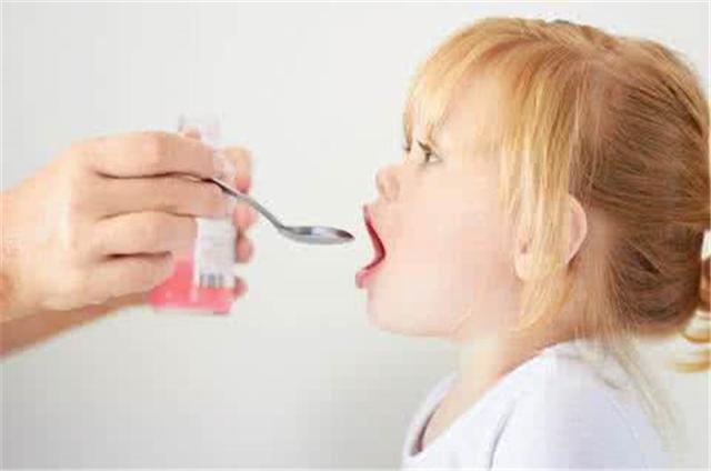 奶爸自制喂药"西瓜",宝宝开心喝下后哭了,网友:大人套路真深