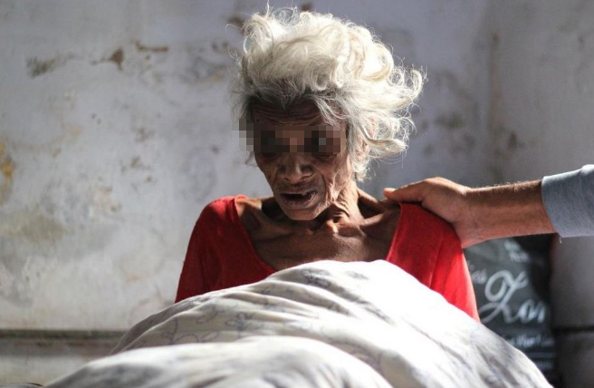 老人去世时露出诡异笑容,去世后当天晚上,孙女踏进房间一看崩溃