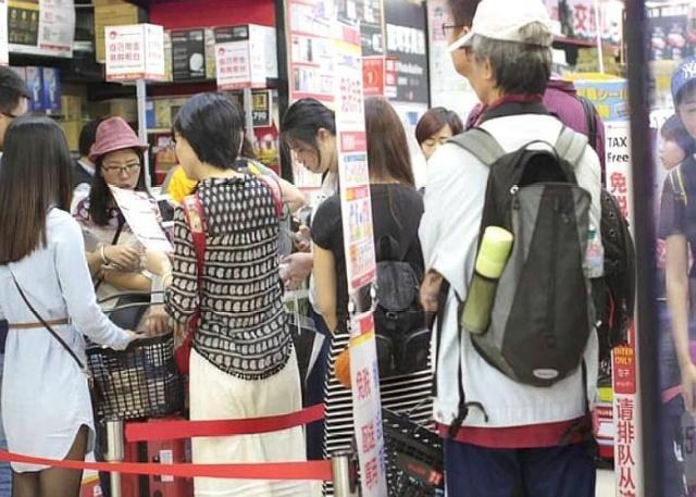 日本人来中国旅游也疯狂购物，日本游客都买了什么？网友：笑了