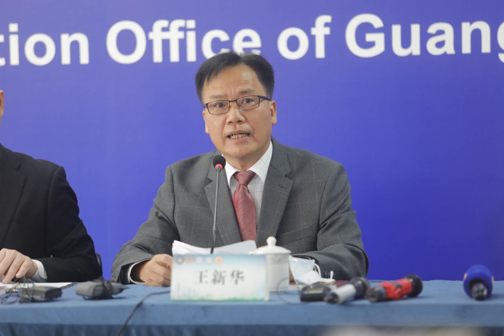 正文        广州医科大学校长王新华    为一线医护人员提供音乐减压