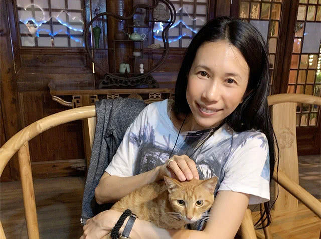 50岁莫文蔚素颜照曝光,不修边幅一脸暗黄,女神范去哪了?