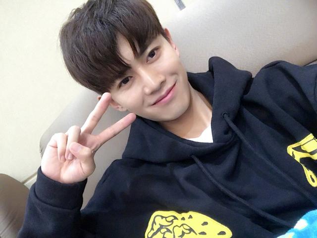 不怕嘉伦爱耍帅就怕国超爱比耶比耶的国超你爱了吗