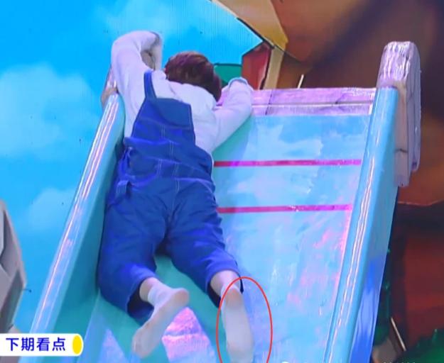 蔡徐坤不小心从滑梯上摔倒,看了他的白袜子,怕是有8天没洗了吧