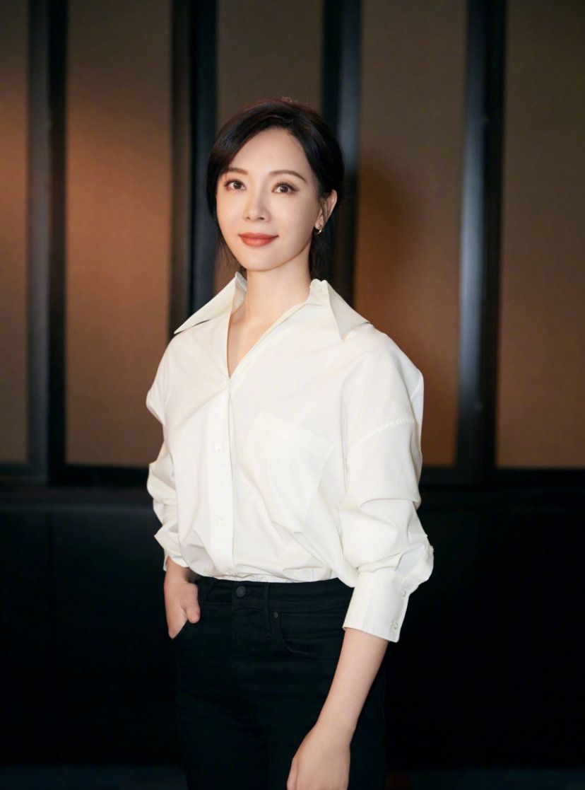 白色的男友风衬衣搭配黑色的西装裤,中性又职业.