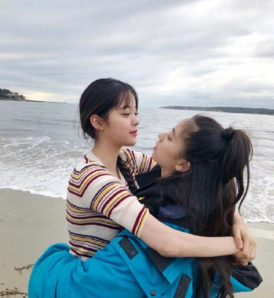 欧阳娜娜闺蜜拍照动作欧阳娜娜和闺蜜玩自拍,看清楚欧阳娜娜闺蜜的