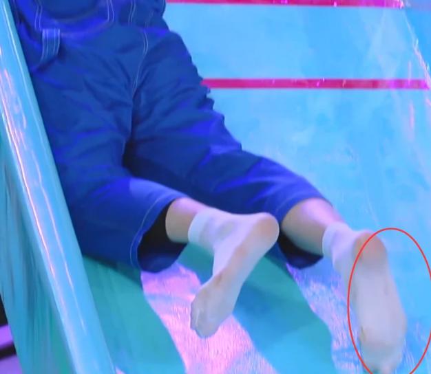 还好蔡徐坤拉着上面了,要不然他就直接滑下来了,不过蔡徐坤的脚上竟然