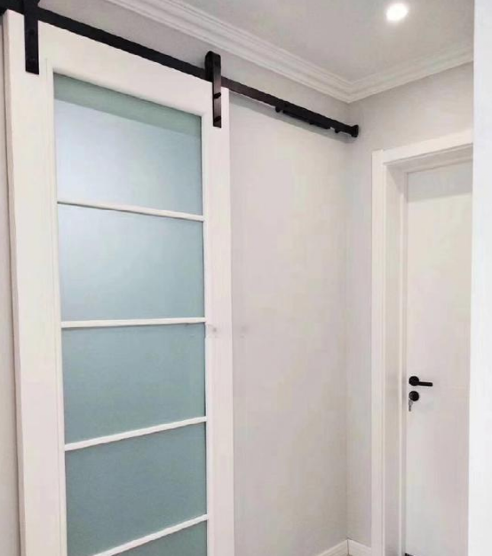 花20万装修的新房,卫生间用吊轨门,卧室装了榻榻米,朋友都夸值