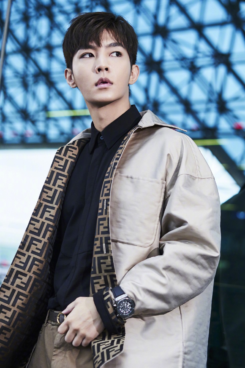 炎亚纶机场私服,酷帅十足