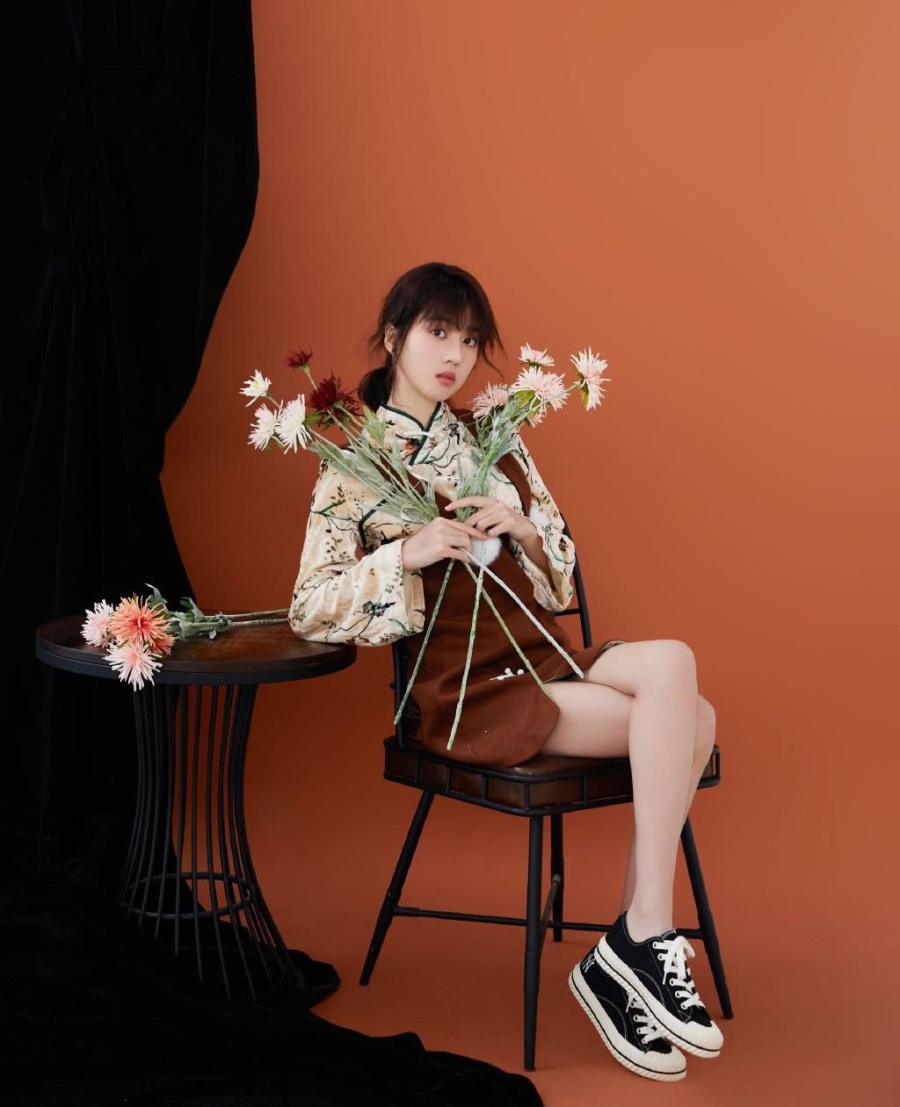 她因苹果公司广告进入大众视野,今穿印花上衣背带裙,复古甜美