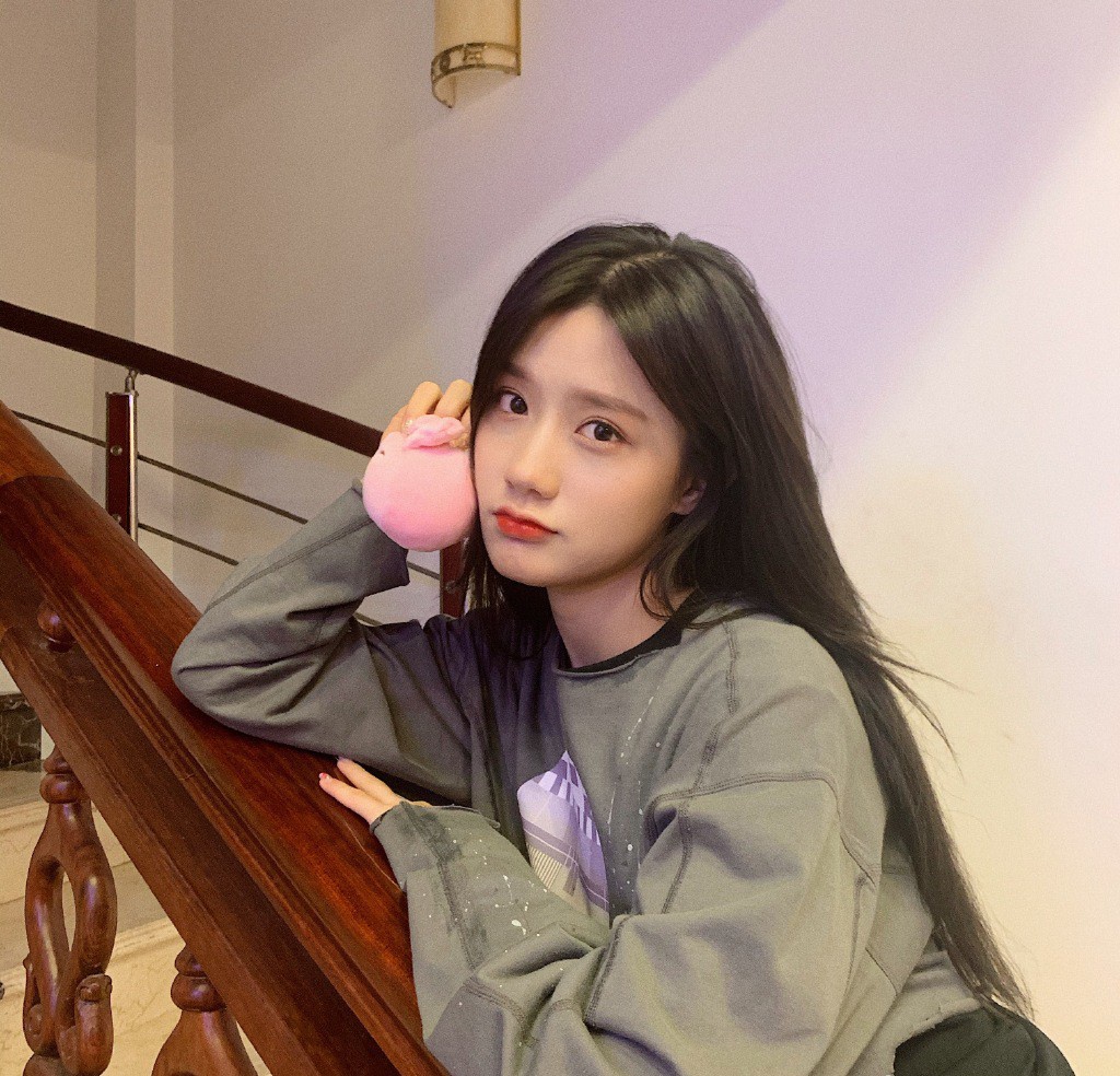 她被《创造101》淘汰,今穿灰色卫衣自拍,嘟嘴卖萌好可爱