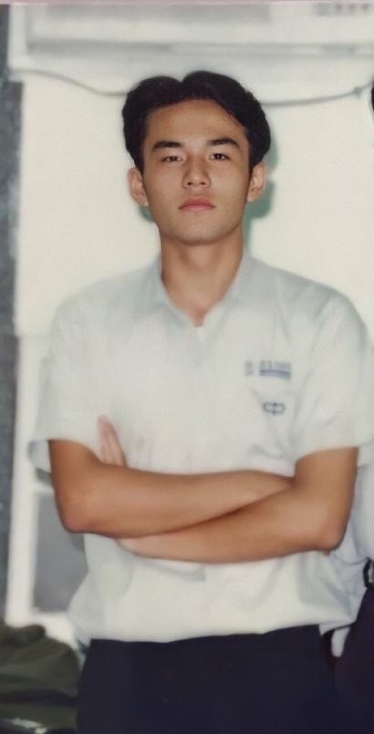 周杰伦旧照曝光,证件照不掩立体五官,拉大提琴成学校风云人物