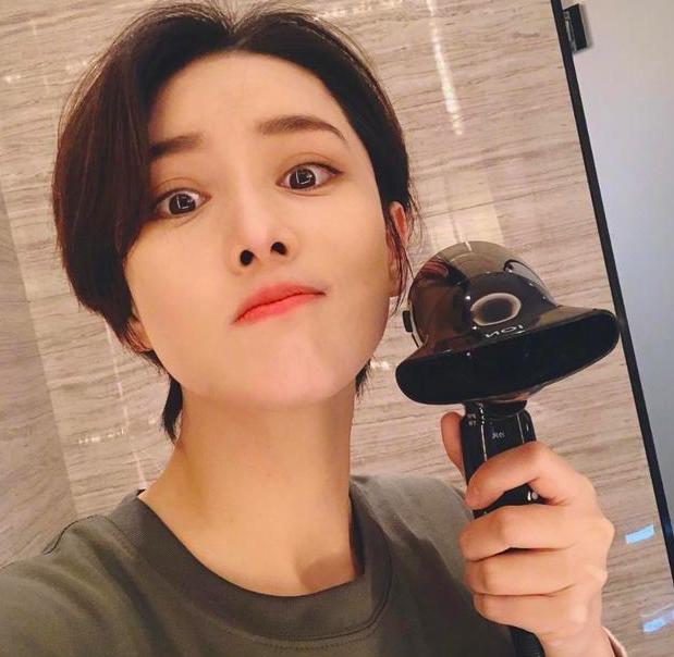 何捷老婆短发不羁又洒脱张馨予穿白西装出门阳光下戴墨镜仰拍