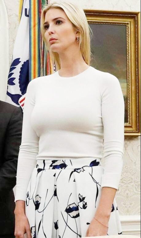 伊万卡称霸"大号水蜜桃",穿紧身针织衫配半身裙,凹凸感太强烈