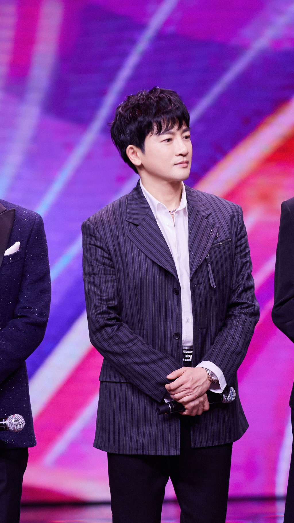 苏有朋灰色条纹西装优雅绅士风