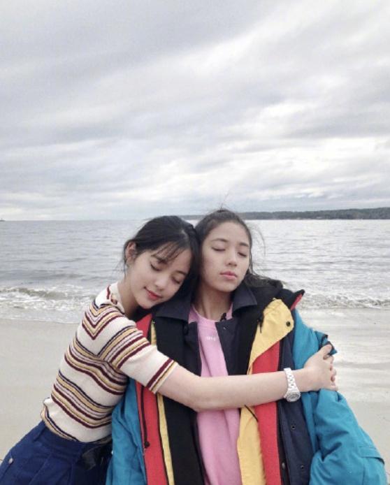 欧阳娜娜和闺蜜玩自拍看清两人拍照动作明星和路人果然有差异