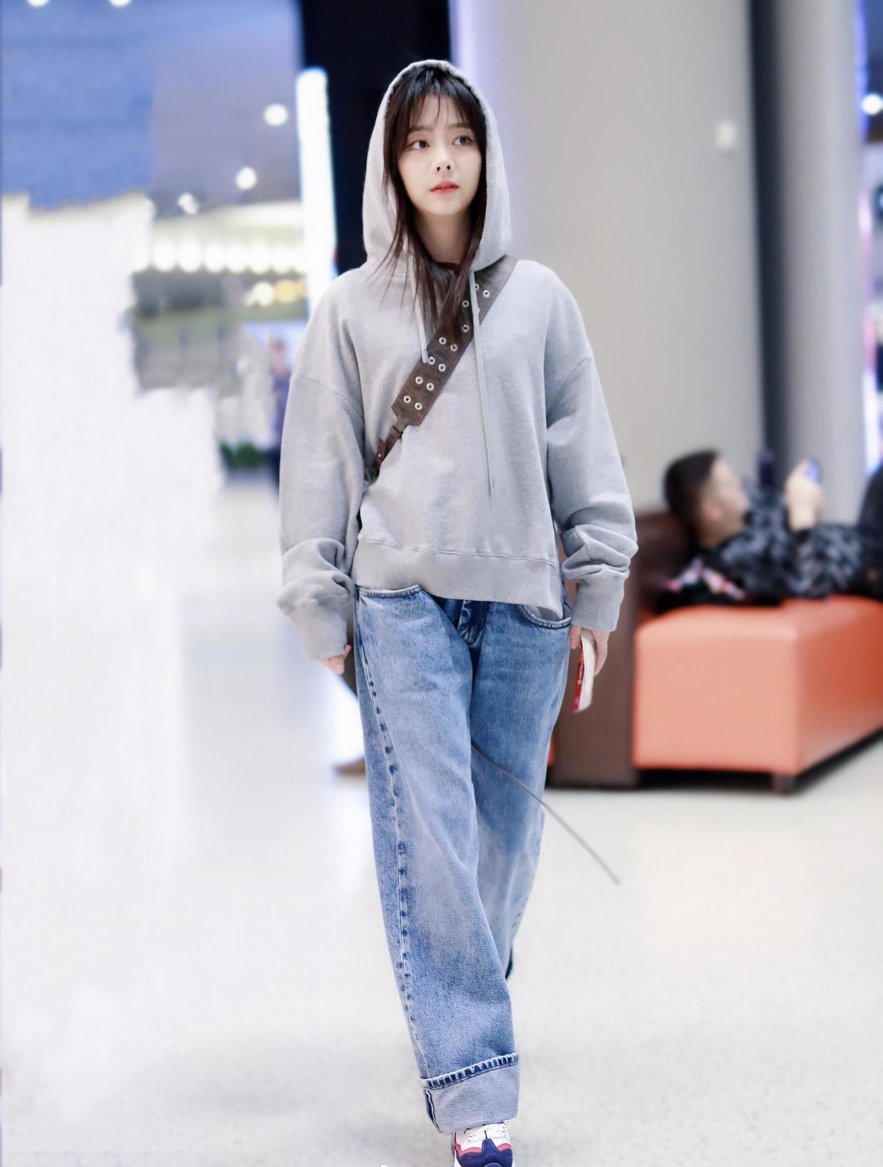 谭松韵早春穿搭清爽时髦卫衣搭配牛仔裤走机场意外小巧精致
